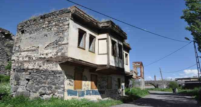 Kars’ta paşa konağı yok oluyor