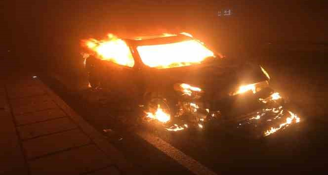 Otomobil yeni Zigana Tüneli’nde alev alev yandı