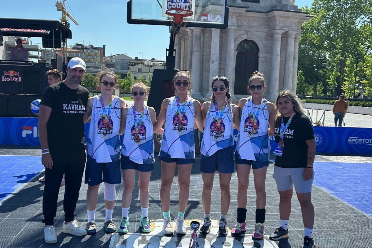 İzmir Kavram Meslek Yüksekokulu kadın basketbolda Türkiye üçüncüsü