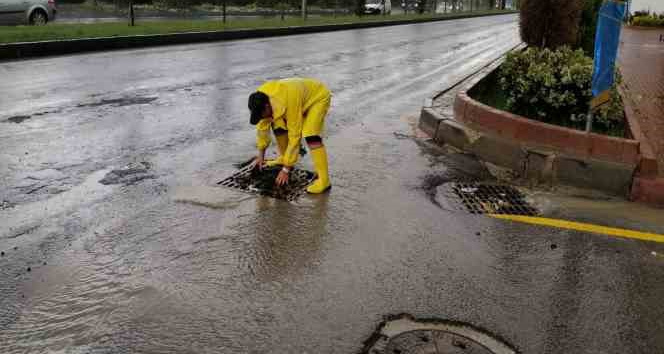 Belediye ekipleri şiddetli sağanak yağış ile birlikte teyakkuza geçti