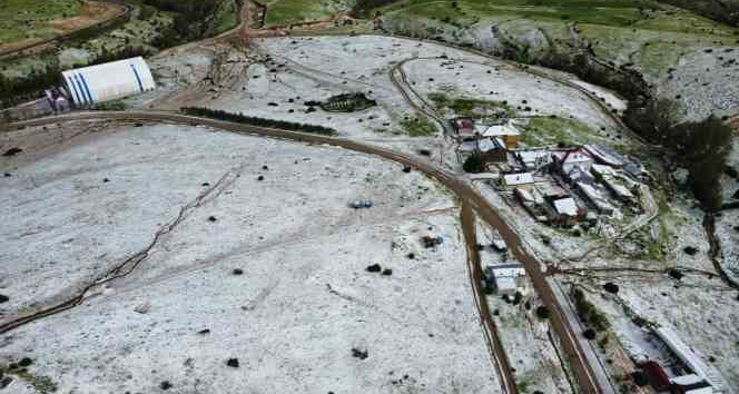 20 dakika süren dolu Gümüşgöze’yi beyaza bürüdü