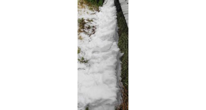 Fındık büyüklüğünde dolu yağdı, çevre beyaza büründü