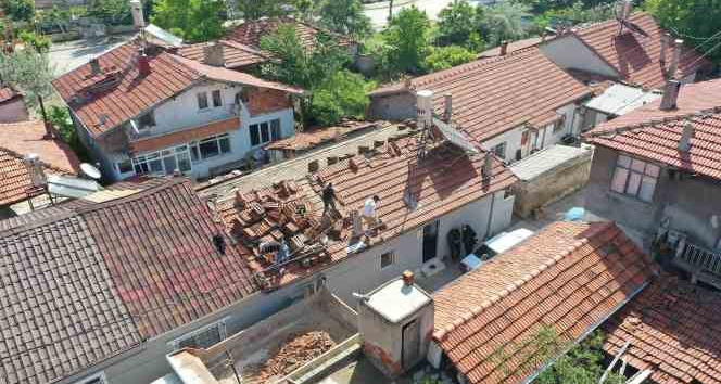 Isparta Belediyesi tarafından evinin çatısı yenilenen kadın: "Belediyemiz kimsesizlerin kimsesi"