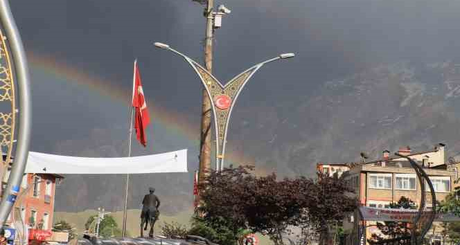 Hakkari’de gökkuşağı güzelliği