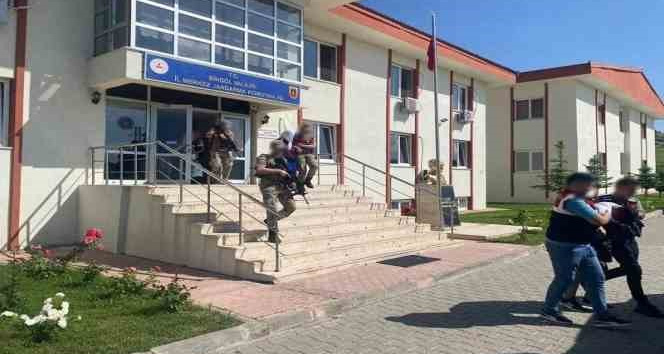 Bingöl’de bir evden altın ve para çalan hırsızlar tutuklandı