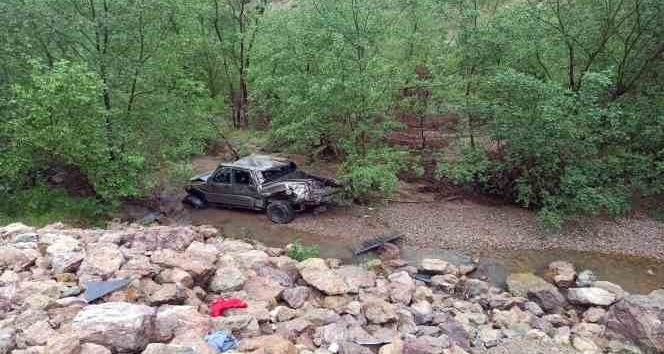 Kamyonet uçuruma yuvarlandı: 1 ölü, 1 yaralı