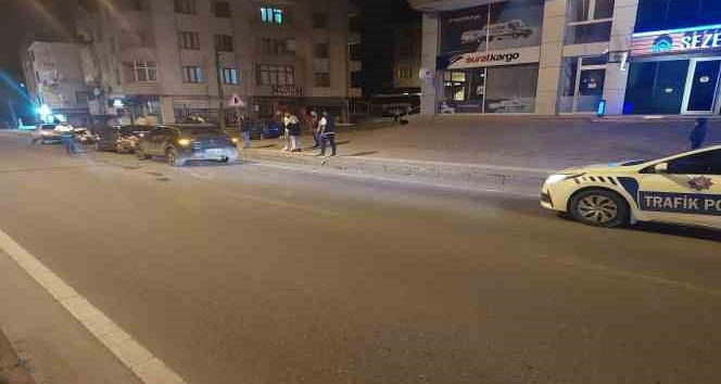 Direksiyon hakimiyetini kaybeden sürücü, park halindeki araca çarptı