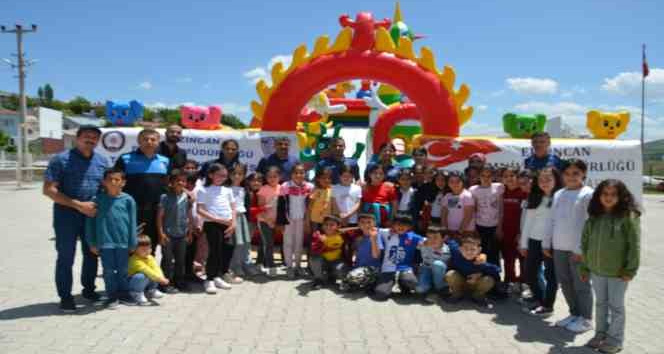 Okul bahçesine kurulan balon park öğrencilerin neşe kaynağı oldu