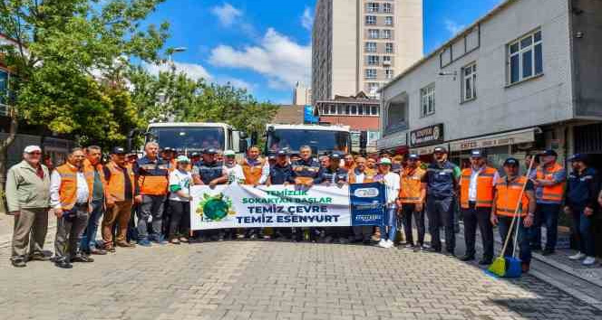 Esenyurt Belediye Başkanı Bozkurt farkındalık için sokakları süpürdü