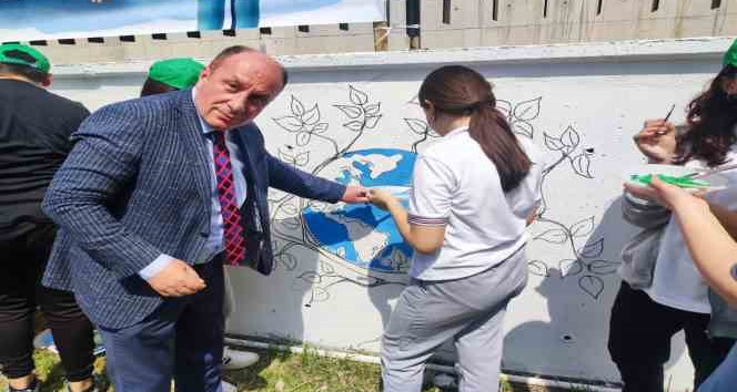 Çuvallarla yarıştılar, duvara resim çizdiler