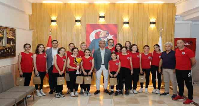 Marmaris Belediye Başkanı Oktay, başarılı sporcuları ağırladı