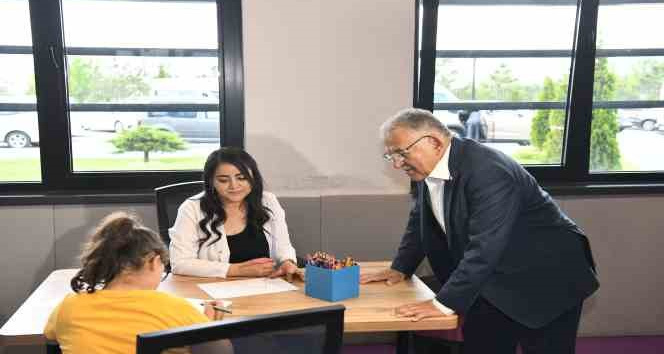 Başkan Büyükkılıç, Engelsiz Yaşam Merkezi’nin özel çocuklarıyla kucaklaştı