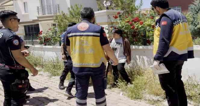 Polise bıçakla, gazetecilere taşla saldırdı