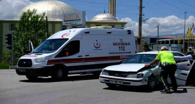 Erzincan’da iki ayrı trafik kazasında 6 kişi yaralandı