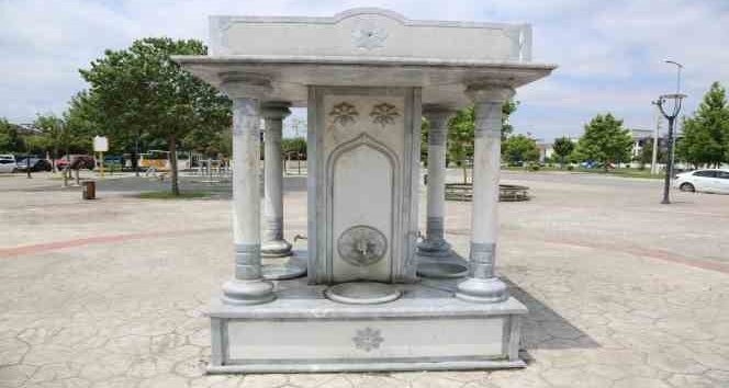 Serdivan Belediyesi kırılan çeşmeyi tamir etti