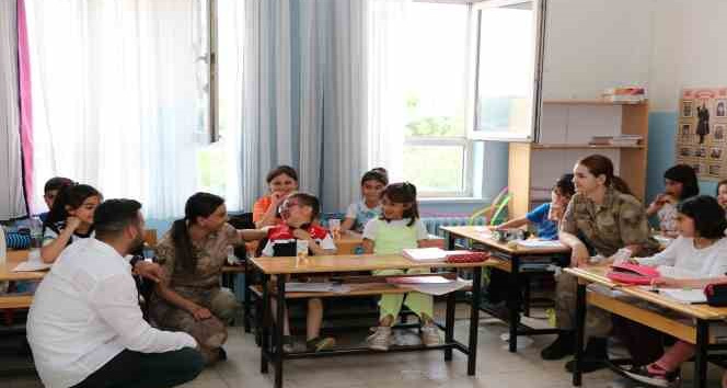 Bingöl’de jandarma ekipleri, hasta çocuğa doğum günü sürprizi yaptı
