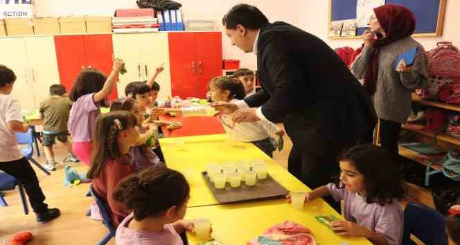 Miniklere limonata ve kek ikram edildi