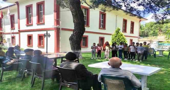 İlkokul öğrencileri huzurevi sakinlerinin gönlünü aldı