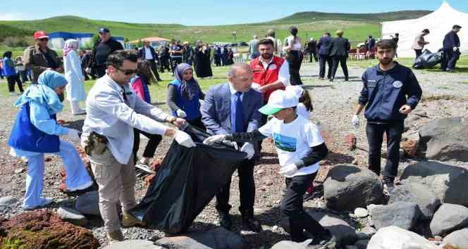 Çıldır Gölü’nde kıyı temizliği yapıldı