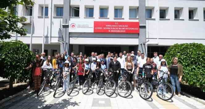 Yarışmada dereceye girenlere bisiklet hediyesi