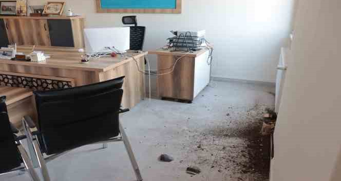 Öğretmene sinirlendi, müdüre saldırıp odayı dağıttı