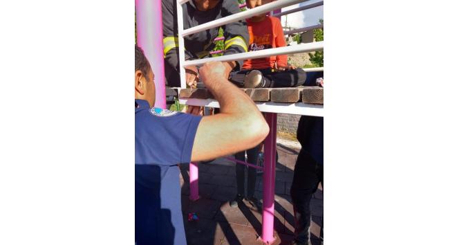 Oyun parkında ayağı ahşap arasına sıkışan çocuğu itfaiye kurtardı