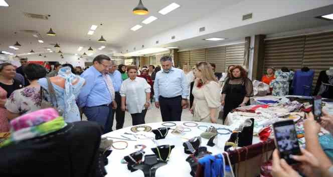 Bayraklılı kadınların el emeği ürünleri göz kamaştırdı