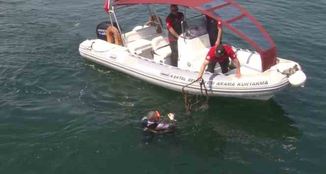 Kartal’da dalgıçlar tarafından Marmara Denizi dibinde temizlik yapıldı