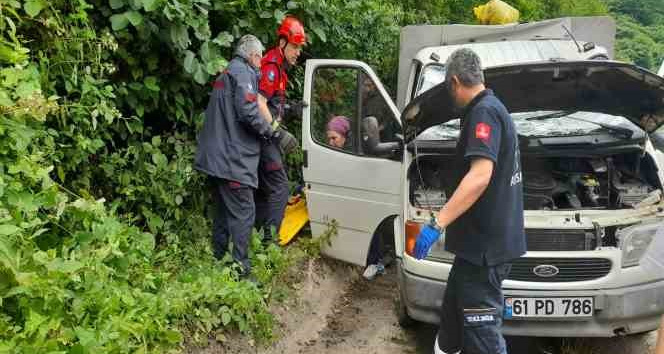 Trabzon’da araç köy yolundan karayoluna düştü: 3 yaralı
