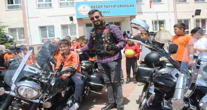 Depremzede çocuklar motosiklet üstünde Kapadokya turu attı