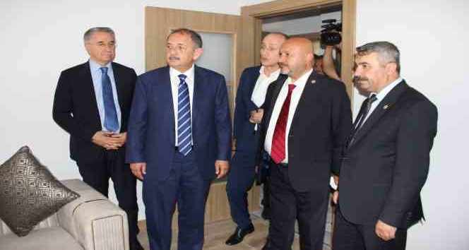Bakan Özhaseki, örnek daireyi ve inşaatları inceledi