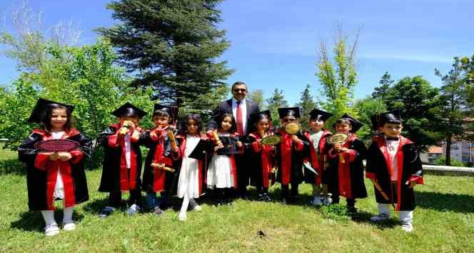 Minik öğrenciler mezuniyet heyecanı yaşadı