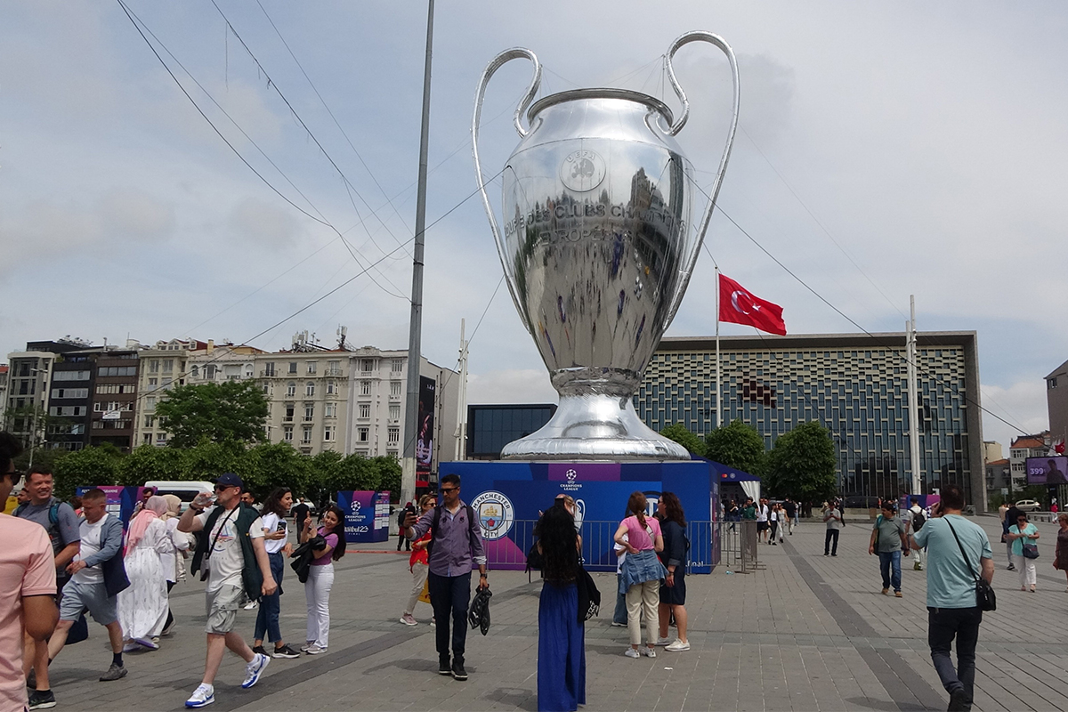 Taksim Meydanı’na getirilen dev UEFA Şampiyonlar Ligi kupası maketine yoğun ilgi