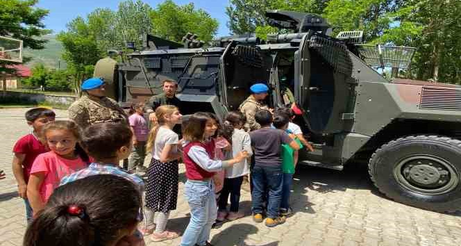 Jandarma personeli öğrencilerle bir araya geldi