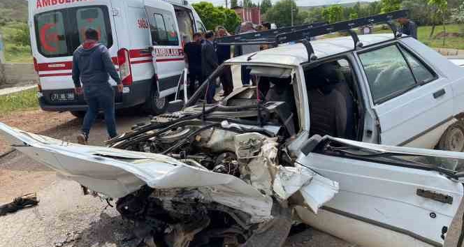 Tekeri kopan otomobil okul servisi ile çarpıştı: 12’si öğrenci 14 kişi hastaneye kaldırıldı