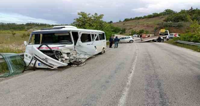 Burdur’da işçi servisi ile otomobil çarpıştı: 13 yaralı