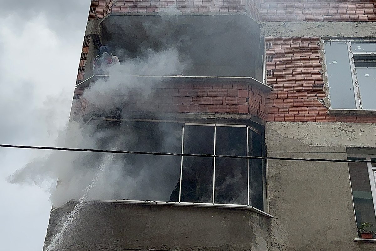 Arnavutköy’de korkutan yangın: Vatandaşlar hortum ve kovayla yangını söndürmeye çalıştı