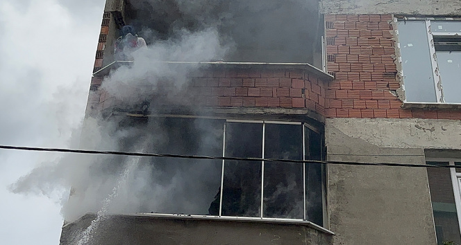 Arnavutköyde korkutan yangın: Vatandaşlar hortum ve kovayla yangını söndürmeye çalıştı