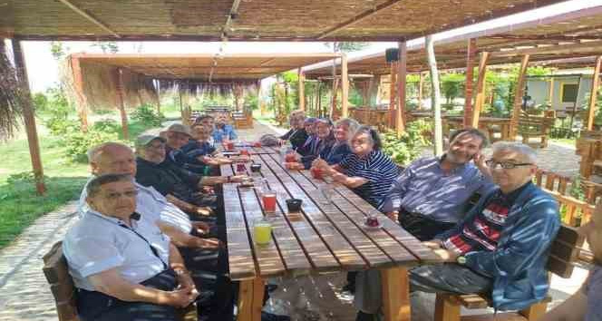 Huzurevi sakinleri çilek topladı