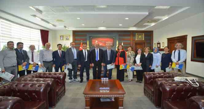 Rektör Karakaya, atanan profesörlere belgelerini taktim etti