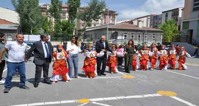 Kars’ta öğrencilerden depremzedelere destek