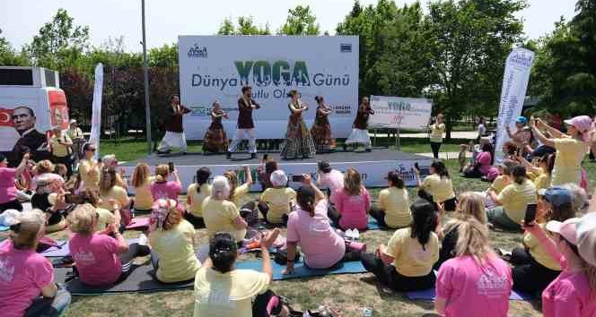 Büyükçekmece’de Dünya Yoga Günü nedeniyle yüzlerce kadın yoga yaptı
