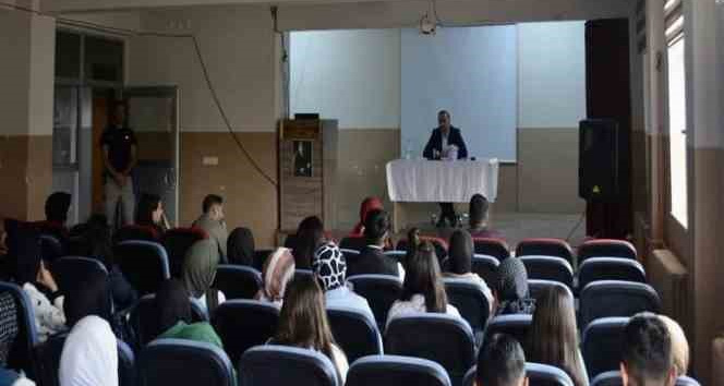 Kaymakam Tan, Kariyer Günü etkinliğinde öğrencilerle buluştu
