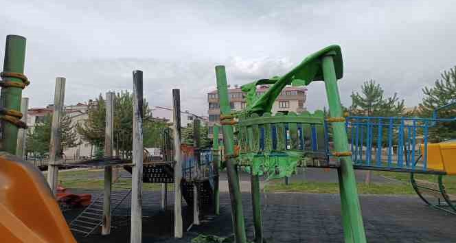 Bingöl’de ateşe verilen araç lastiği, oyun parkını kullanılmaz hale getirdi