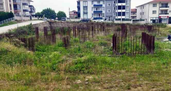 Arifiye’de sağlık ocağı inşaatı çürümeye terk edildi