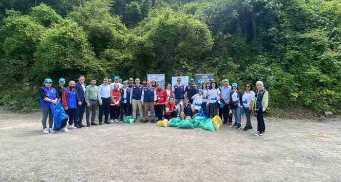 Zonguldak’ta çöp toplayıp, balık tutmak için yarıştılar