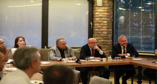 Rektör Karamustafa ’Küreselleşme, Dijital Bağımlılık ve Gençlik’ konulu söyleşi programına katıldı