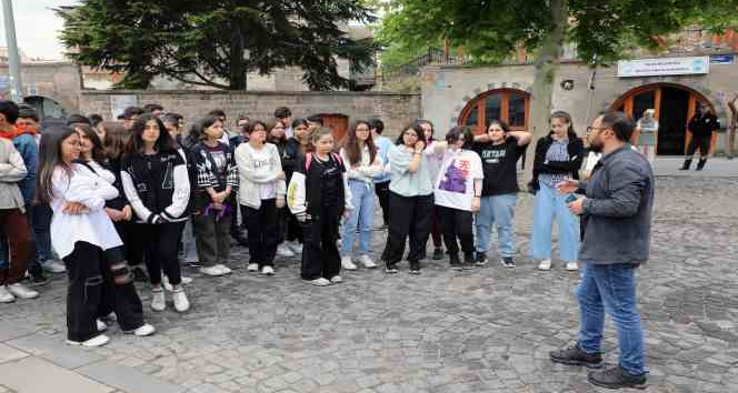 ‘Rota Talas’ gezdiriyor, öğretiyor