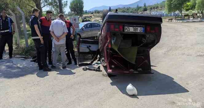 Bayramiç’te virajı alamayarak devrilen otomobildeki 3 kişi yaralandı