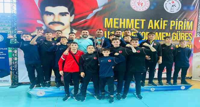 Manisa Güreş Eğitim Merkezi, Rize’de Türkiye şampiyonu oldu